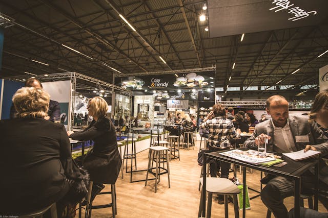 How Custom Trade Show Booths Balance Cost, Creativity, and ROI in Competitive Expos