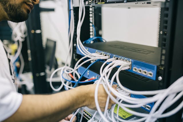 sdt cutting datacenter tax through simultaneous data-delivery threads